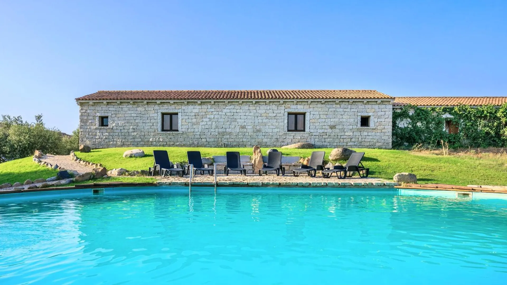 Residence With Swmming-Pool In Badesi, Apartments With Private Outdoor Area